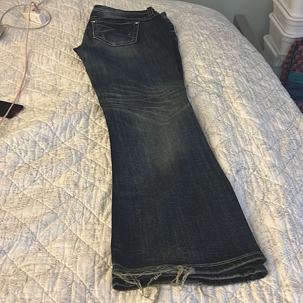 Buckle Virgo Bootcut medium wash 32R, pre owned. Good cond. Little fray at hem.